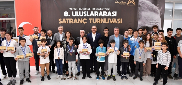 ‘8. ULUSLARARASI SATRANÇ TURNUVASI’NDA SPORCULARA ÖDÜLLERİ VERİLDİ...