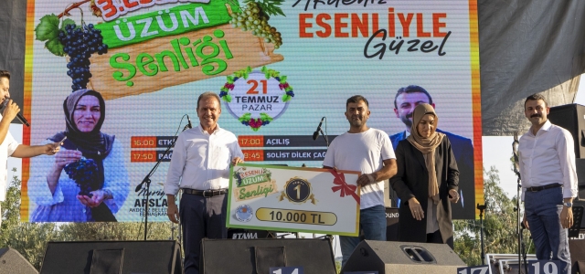 BAŞKAN SEÇER VE MERAL SEÇER, ‘3. ESENLİ ÜZÜM ŞENLİĞİ’NE KATILDI...