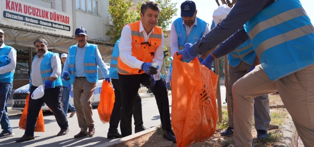 Başkan Tutdere sokakları süpürdü...