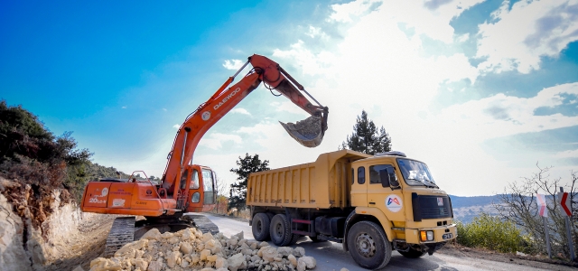 BÜYÜKŞEHİR ERDEMLİ’DE 17 KİLOMETRELİK YOLDA GENİŞLETME ÇALIŞMASI YAPIYOR...