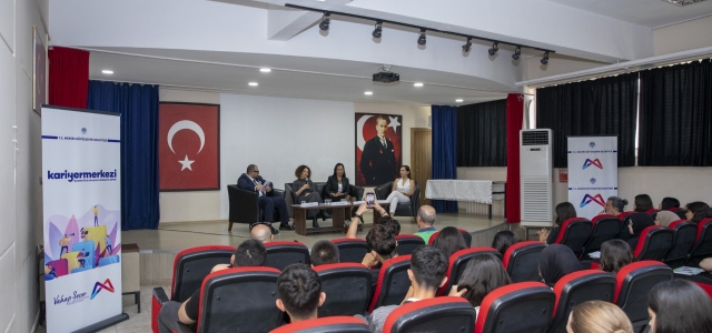 BÜYÜKŞEHİR ÖĞRENCİLERE MESLEK SEÇİMİNDE YOL GÖSTERİYOR...