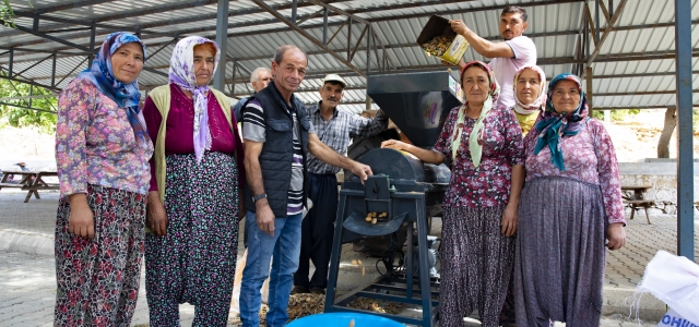 BÜYÜKŞEHİR’DEN BADEM SOYMA MAKİNESİ DESTEĞİ...