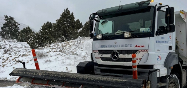 BÜYÜKŞEHİR’İN KAR KÜREME, TUZLAMA VE YOL AÇMA ÇALIŞMALARI SÜRÜYOR...