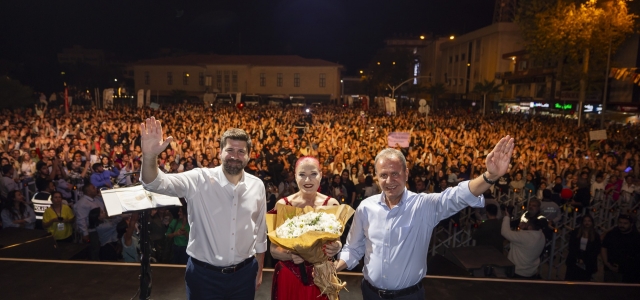 CANDAN ERÇETİN, TARSUSLULARA UNUTULMAZ BİR AKŞAM YAŞATTI...