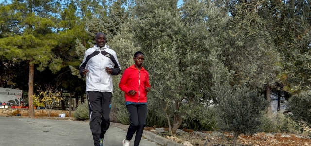 KENYALI MARATON KOŞUCULARI DOĞANIN İÇİNDE ANTRENMAN YAPTI...