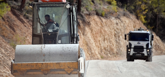 MERSİN BÜYÜKŞEHİR KIRSAL MAHALLELERDEKİ YOL ÇALIŞMALARINI SÜRDÜRÜYOR...