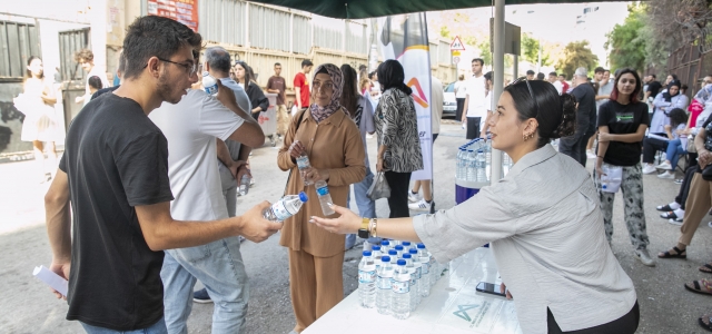 Mersin Büyükşehir Öğrencilerin Yanında...