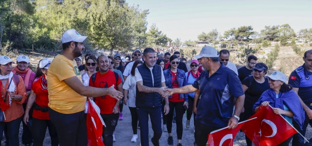 MEZİTLİ’DE CUMHURİYET DOĞA YÜRÜYÜŞÜ COŞKUYLA GERÇEKLEŞTİ...