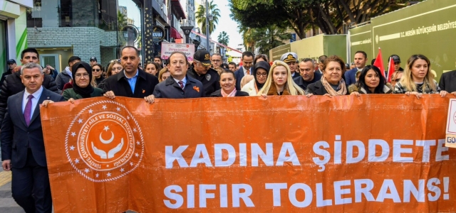 VALİ PEHLİVAN, KADINA YÖNELİK ŞİDDETE KARŞI MÜCADELE YÜRÜYÜŞÜNDE...