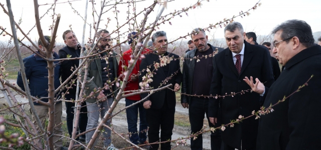 VALİ TOROS, ÜRÜNLERİ ZARAR GÖREN ÇİFTÇİLERLE...