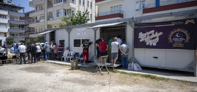 VATANDAŞLAR, BÜYÜKŞEHİR’LE KURBANLIKLARINI SAĞLIKLI VE HİJYENİK KOŞULLARDA KESTİRDİ...