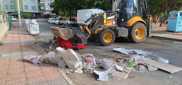 Yenişehir Belediyesi budama ve moloz atıklarını periyodik olarak topluyor...